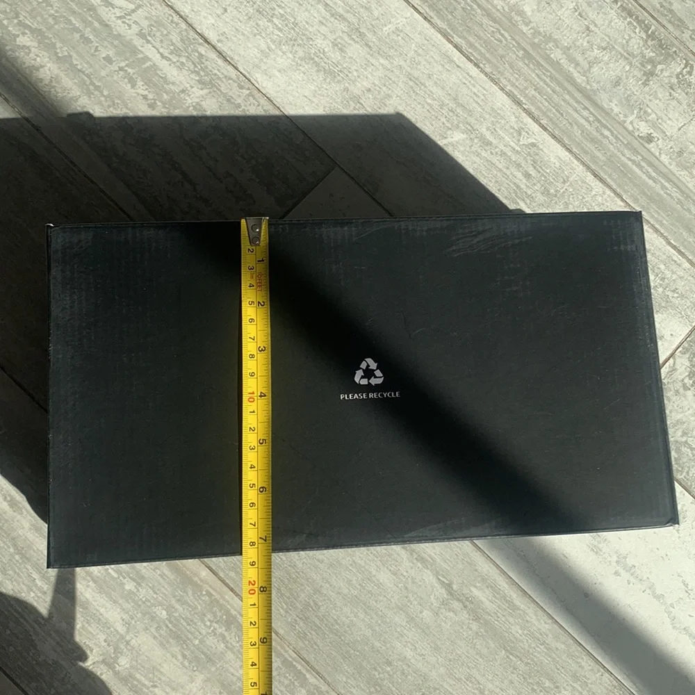 NICK GRAHAM NEW YORK • LONDON • EVERYWHERE Shoe box